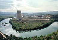 El ro Ebro a su paso por la central nuclear de Asc (Tarragona). (EFE)