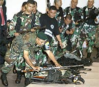 Los paramilitares entregan sus armas en el Palacio de Exposiciones de Medelln. (AFP)