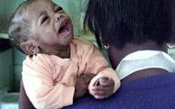 Un beb enfermo de sida es atendido por una enfermera en Sudfrica. (AP)