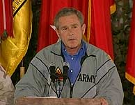 Bush se dirige a los soldados en el aeropuerto de Bagdad (AP)