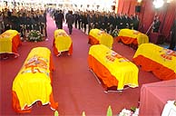 Los fretros durante el funeral celebrado en el CNI. (TVE) Vea ms IMGENES