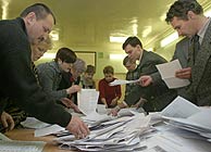 Recuento electoral en un colegio de Mosc. (REUTERS)
