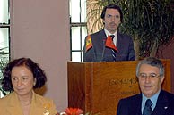 Aznar pronuncia su discurso ante Palacio y Benaisa. (EFE)