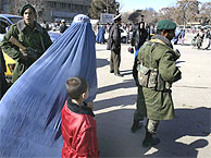 Una mujer entre soldados afganos en Kabul. (AP)