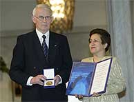 Shirin Ebadi, con el Premio Nobel de la Paz, junto a Ole Danbolt Mjos. (AP)