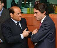 Silvio Berlusconi (izda.) charla con Jos Mara Aznar. (EFE)