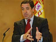 El portavoz del Gobierno, Eduardo Zaplana, en rueda de prensa. (Julio Palomar)