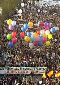 Imagen de la manifestacin de San Sebastin contra el 'plan Ibarretxe'. (EFE)