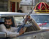 Un bagdad celebra en la capital la detencin de Sadam con disparos al aire. (AFP)