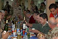 El ministro Federico Trillo, cenando con la Brigada Plus Ultra. (EFE)