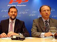 Elorriaga (derecha), junto a Rajoy en una imagen de archivo. (Ricardo Cases)