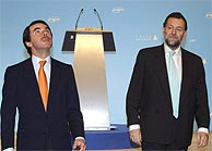 Jos Mara Aznar y Mariano Rajoy, tras su intervencin antes de la cena de Navidad. (EFE)