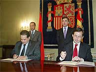 Mohamed Yassine (izda.) y Gonzalo Robles firman el acuerdo. (Julio Palomar)