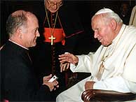 Michael Courtney, durante una audiencia con el Papa Juan Pablo II. (AP)