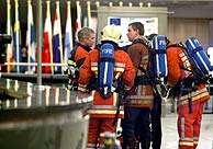 Un grupo de bomberos en la sede del Parlamento europeo, tras la explosin del paquete bomba. (AFP)