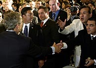 Algunos representantes de la comunidad hispana felicitan a Bush tras el anuncio del nuevo plan de inmigracin. (AFP)