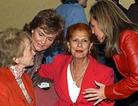 La ex ministra Carmen Alborch, rodeada por M Teresa Fernndez de la Vega, Carmen Calvo y Trinidad Jimnez. (EFE)