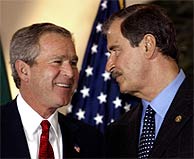 Bush y Fox, durante una rueda de prensa anterior al inicio de la Cumbre. (AP)