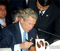 George W. Bush, antes de la firma de la 'Declaracin de Nuevo Len'. (AP)