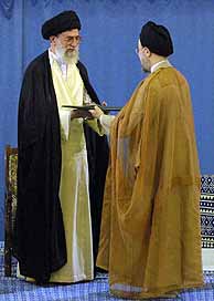 Ali Jamenei confirma a Mohamed Jatami como presidente del Gobierno en 2000. (AP)