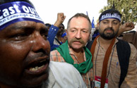 El activista anti globalizacin Jos Bov con varios 'dalits'. (APF)
