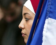 Una joven con un velo con los colores de la bandera francesa. (AFP)