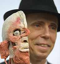 Gunter von Hagens ensea una de sus esculturas. (AFP)