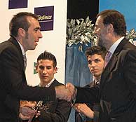 Mariajo Rajoy entrega el premio a Nani Roma. (EFE)