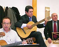 Trillo toca la guitarra en una residencia de Teruel. (EFE)
