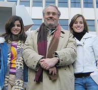 Manuel Gutirrez Aragn, con dos actrices de su ltima pelcula. (Carlos Miralles)