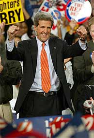 El senador John Kerry despus de enterarse de su victoria en Virginia.(EFE)