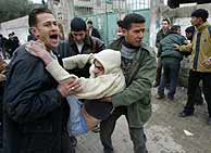 Varios hombres trasladan a un palestino herido. (AFP)