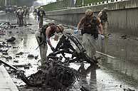Soldados de EEUU inspeccionan los restos del coche bomba. (AP)