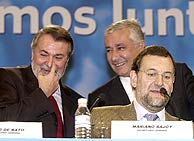 Mayor Oreja y Arenas, tras Mariano Rajoy. (EFE)