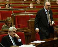 Maragall (sentado) y Carod-Rovira, en el Parlamento cataln. (Santi Cogolludo)