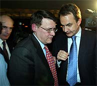 Rodrguez Zapatero charla con Jordi Sevilla antes de entrar al Club Siglo XXI. (Palomar)