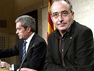 Josep Bargall, en la rueda de prensa del tripartito, con Joan Saura al fondo. (EFE)