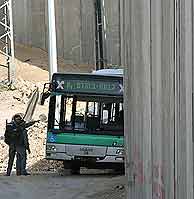Israel ha colocado el autobs del atentado de ayer al lado del muro. (REUTERS)