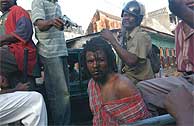 Un partidario del presidente Aristide detenido por los rebeldes. (AP)