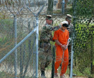 Un preso escoltado por dos militares en la crcel.(AP)