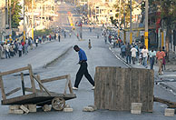 Imagen de una barricada en Puerto Prncipe el mircoles.(AP)