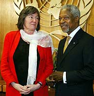 Clare Short y Kofi Annan, en una imagen de archivo. (AP)