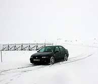 Un coche atraviesa un manto nevado en Pobo (Teruel). (EFE)