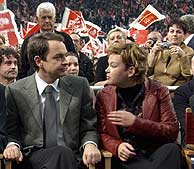 Zapatero, junto a Leire Pajn, en el mtin. (EFE)
