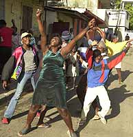 "Se ha ido!", gritan estos haitianos en las calles de Puerto Prncipe. (AP)
