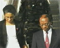 Aristide, a su llegada a República Centroafricana acompañado de su mujer. (AP)