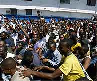 Cientos de haitianos celebran la llegada del líder rebelde Guy Phillipe a Puerto Príncipe.(AP)
