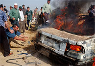 El coche atacado en Gaza. (AP)