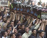 Funeral en las calles de Kerbala. (AP)