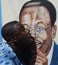 Un seguidor 'lame' la foto de Aristide en una pared de Puerto Príncipe.(AP)